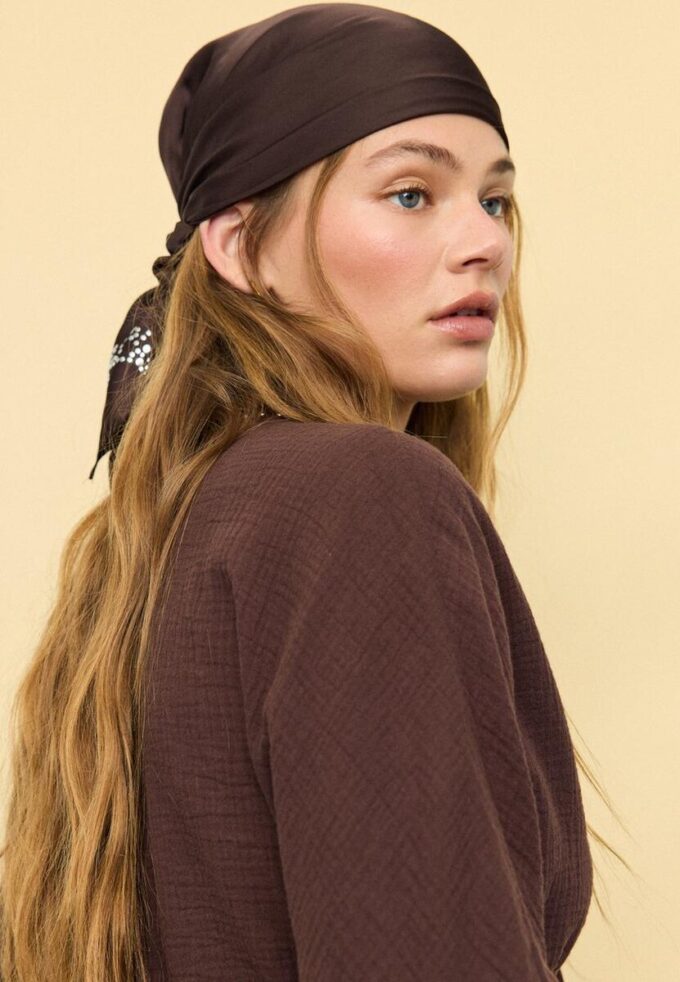 Šátek s detailem v podobě udidla