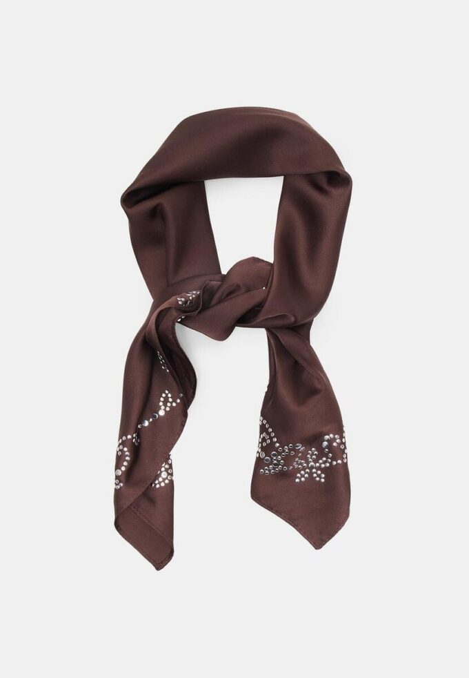 Šátek s detailem v podobě udidla