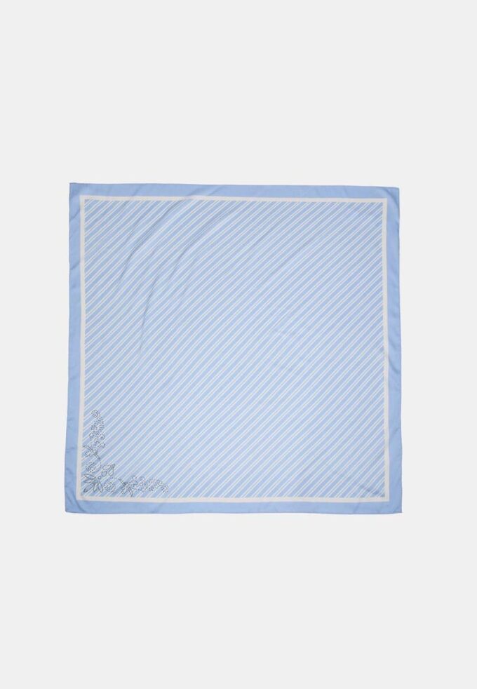 Šátek s diagonálními pruhy a ozdobami