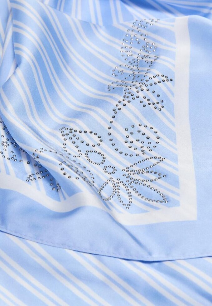 Šátek s diagonálními pruhy a ozdobami