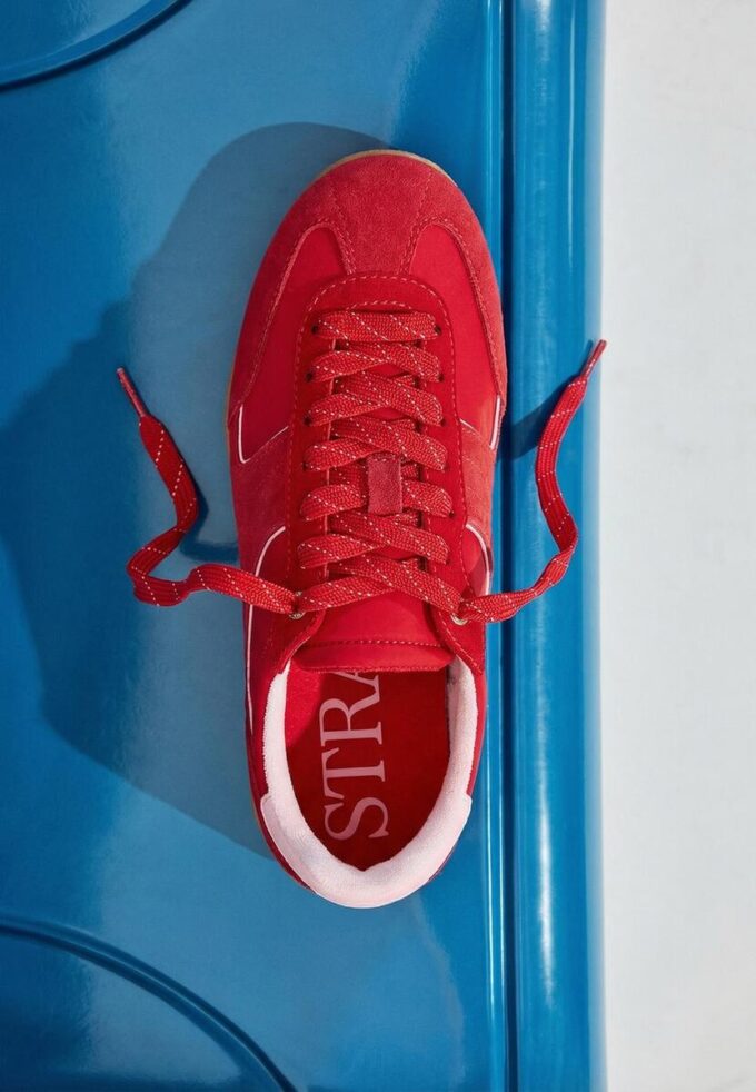 Tenisky s plochou podrážkou a detaily z kůže