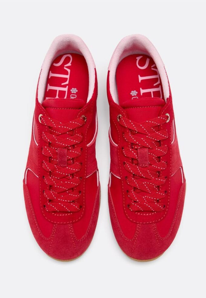 Tenisky s plochou podrážkou a detaily z kůže