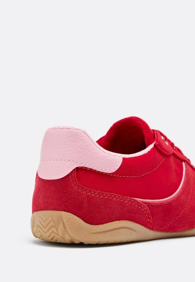 Tenisky s plochou podrážkou a detaily z kůže