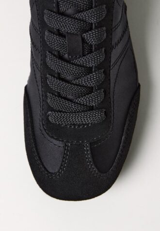 Tenisky se saténovým povrchem a tenkou podrážkou