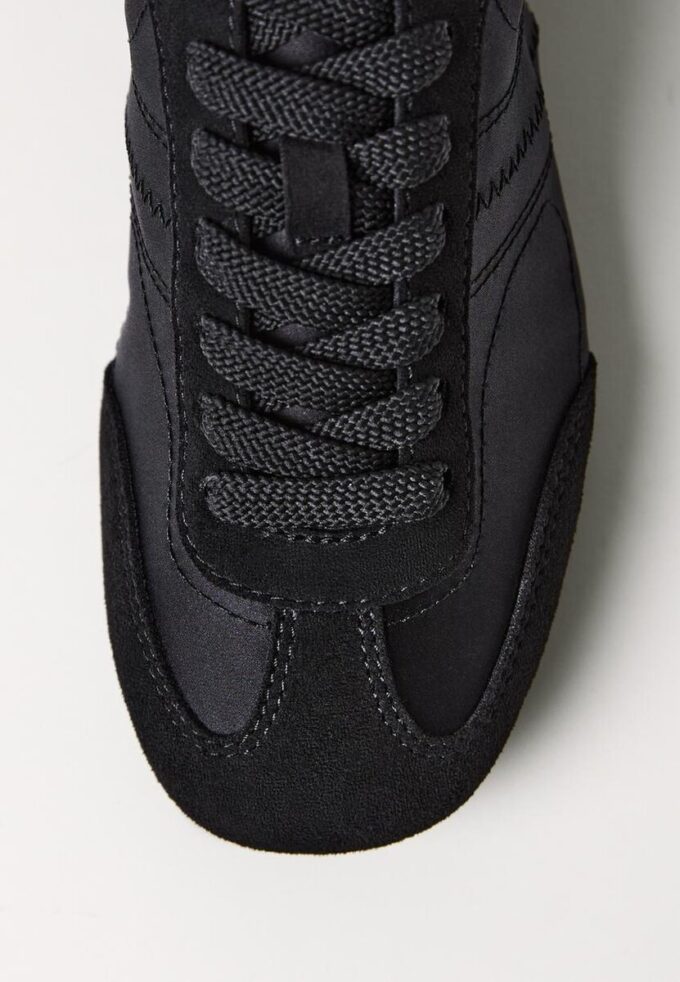 Tenisky se saténovým povrchem a tenkou podrážkou