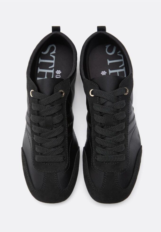 Tenisky se saténovým povrchem a tenkou podrážkou