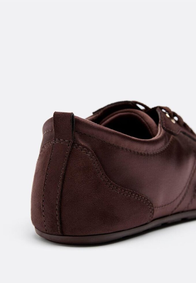 Tenisky se saténovým povrchem a tenkou podrážkou