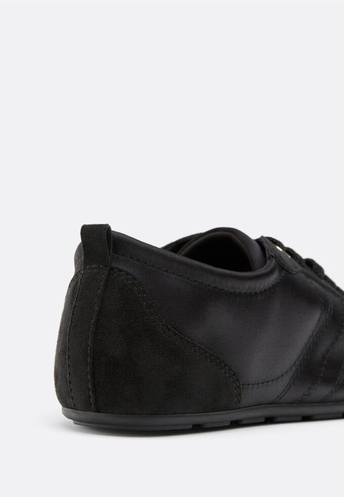 Tenisky se saténovým povrchem a tenkou podrážkou