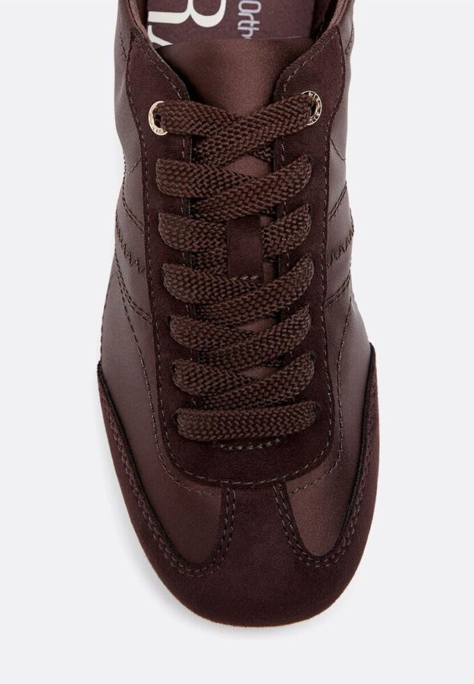 Tenisky se saténovým povrchem a tenkou podrážkou