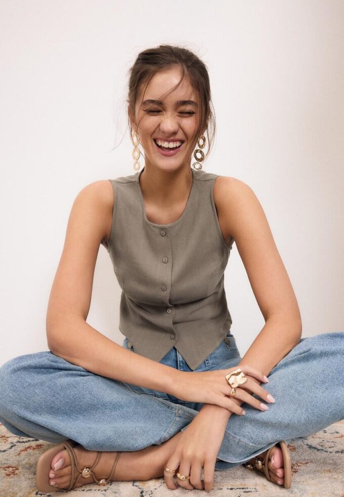 Top bez rukávů s knoflíky