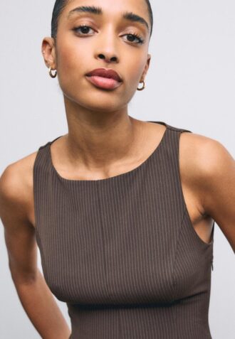 Top bez rukávů s volánovým lemem Top bez rukávů s volánovým lemem