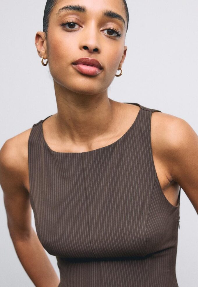 Top bez rukávů s volánovým lemem Top bez rukávů s volánovým lemem