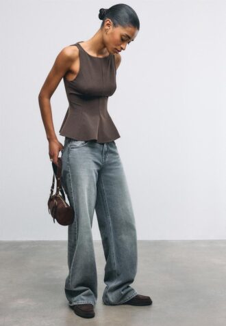 Top bez rukávů s volánovým lemem Top bez rukávů s volánovým lemem