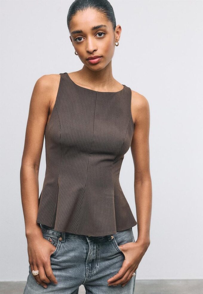 Top bez rukávů s volánovým lemem Top bez rukávů s volánovým lemem