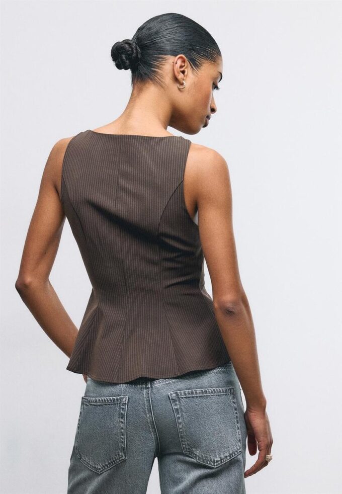 Top bez rukávů s volánovým lemem Top bez rukávů s volánovým lemem