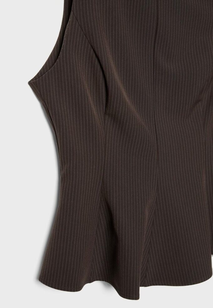 Top bez rukávů s volánovým lemem Top bez rukávů s volánovým lemem