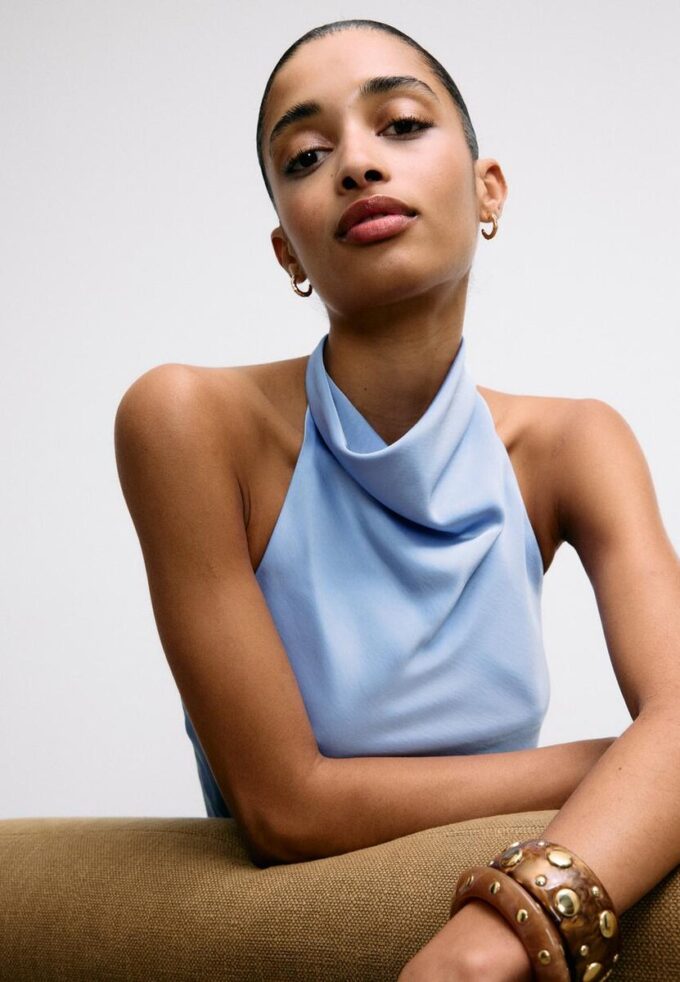 Top s halterovým výstřihem se saténovým efektem