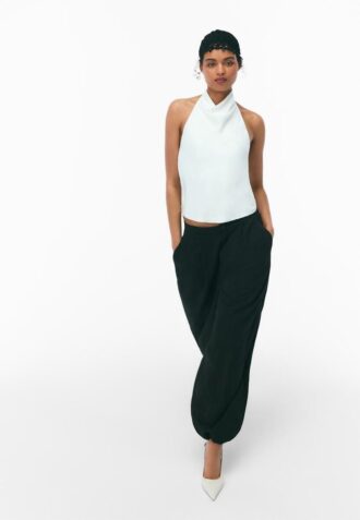 Top s halterovým výstřihem se saténovým efektem