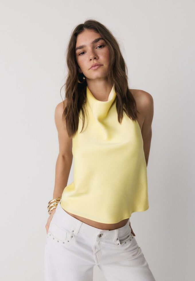 Top s halterovým výstřihem se saténovým efektem