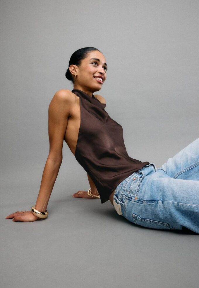 Top s halterovým výstřihem se saténovým efektem