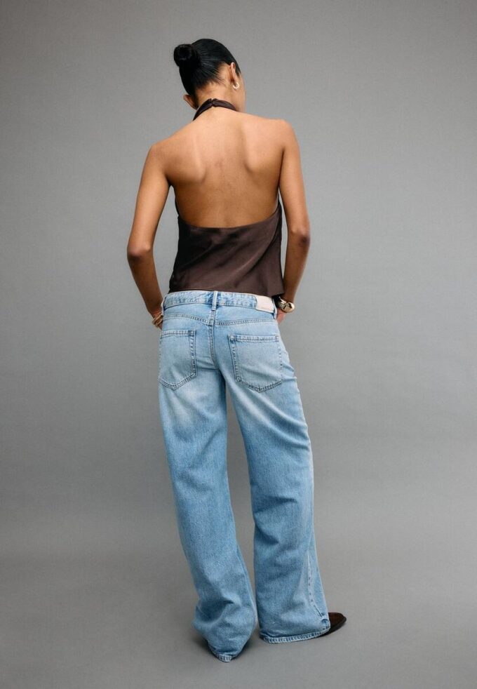 Top s halterovým výstřihem se saténovým efektem