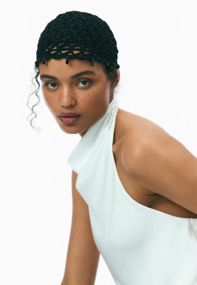 Top s halterovým výstřihem se saténovým efektem