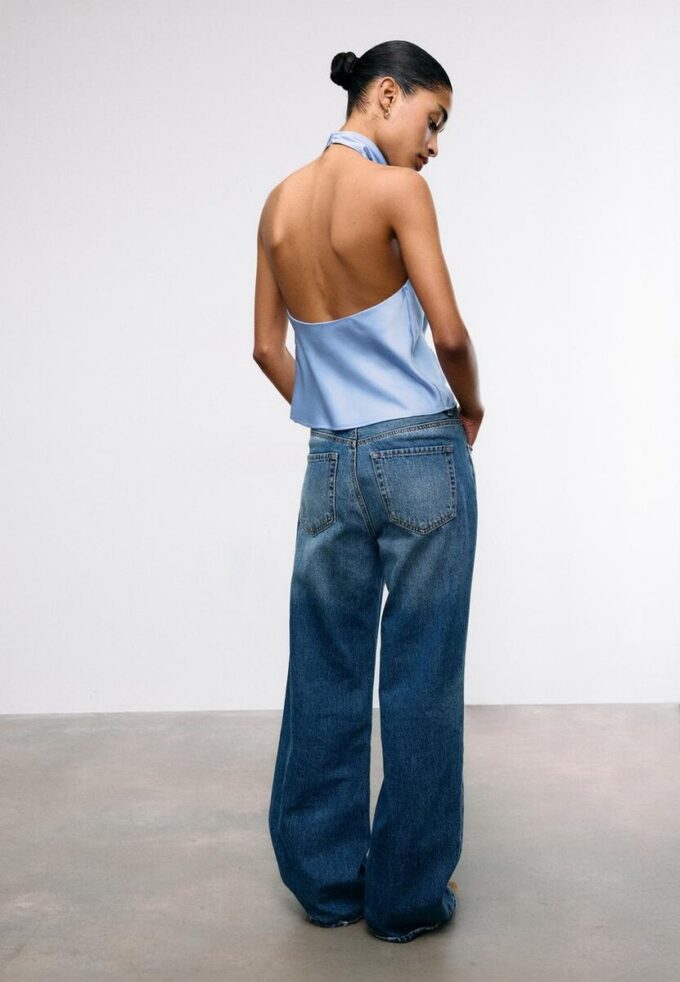 Top s halterovým výstřihem se saténovým efektem