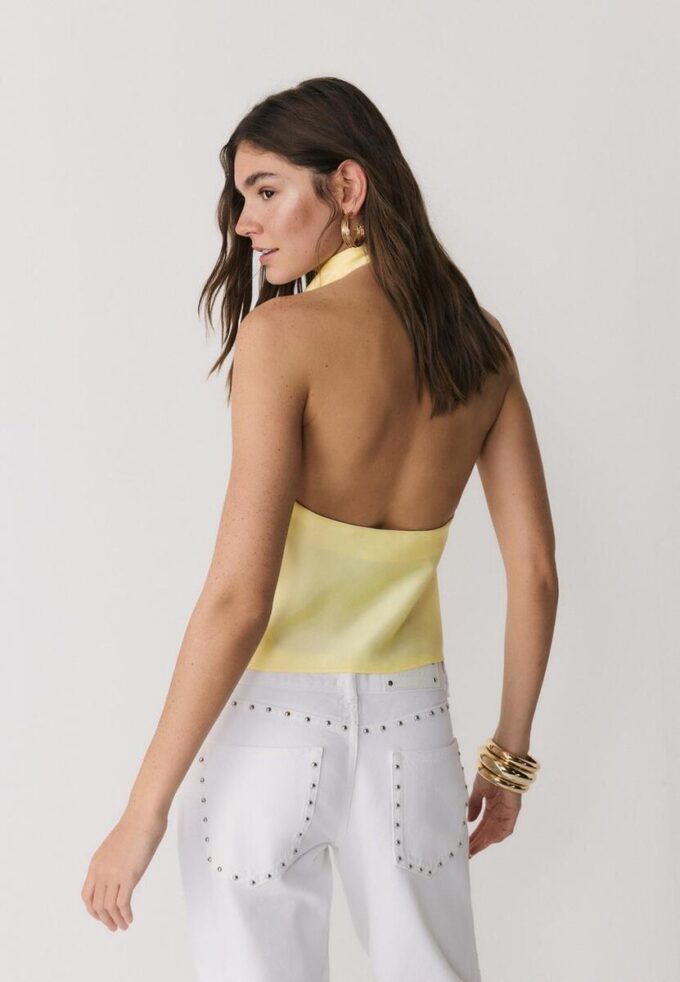 Top s halterovým výstřihem se saténovým efektem