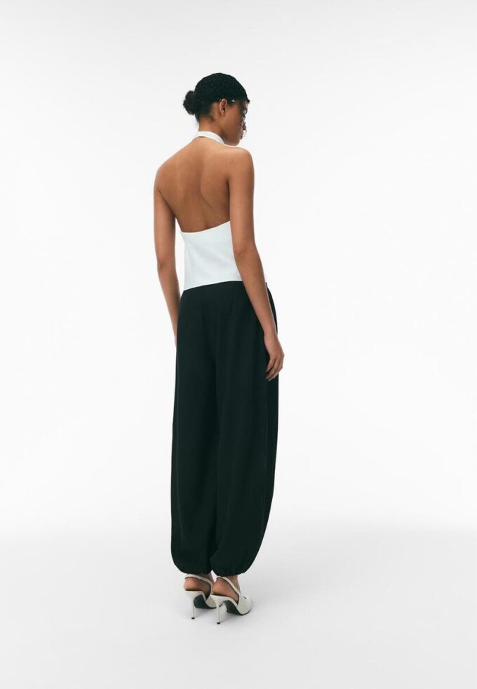 Top s halterovým výstřihem se saténovým efektem