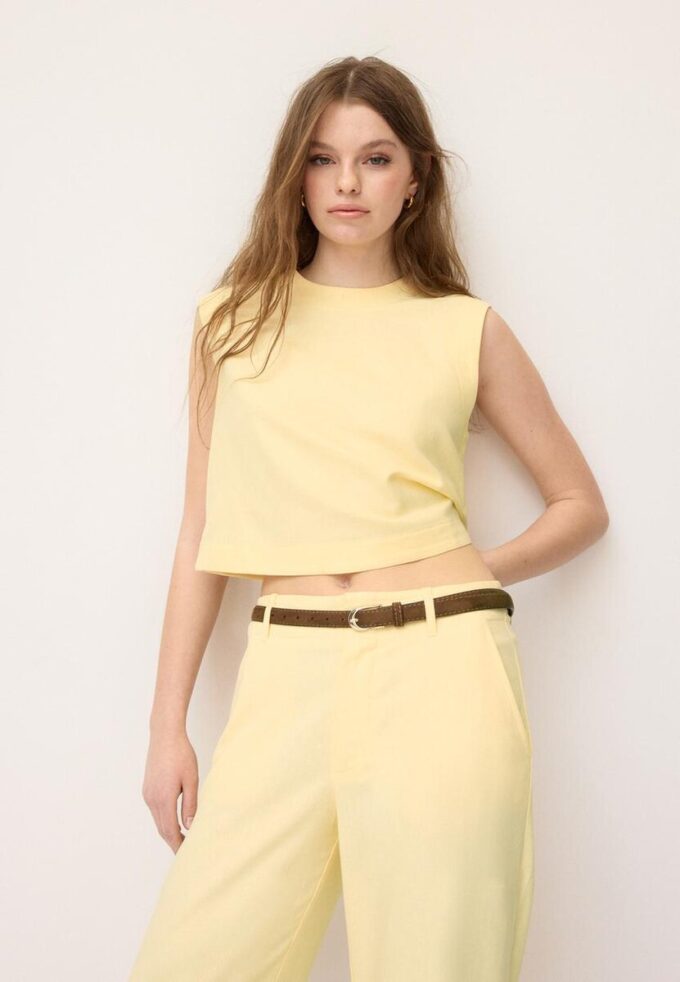 Top s racerbackem v lněném vzhledu Top s racerbackem v lněném vzhledu