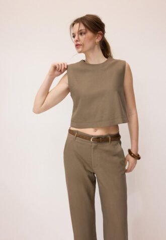 Top s racerbackem v lněném vzhledu