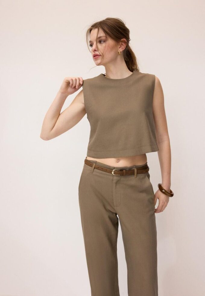 Top s racerbackem v lněném vzhledu