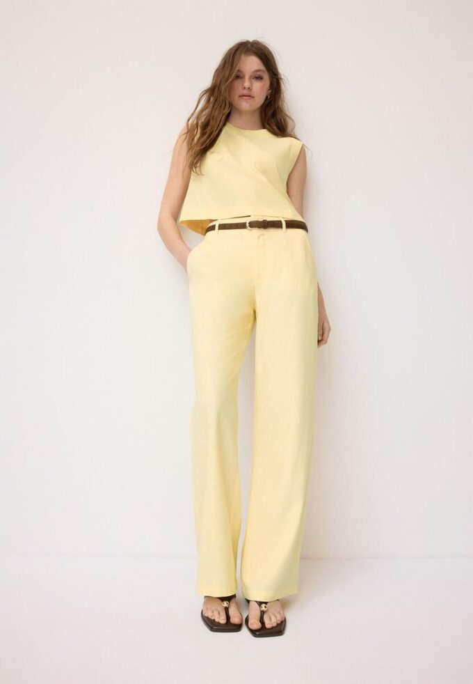 Top s racerbackem v lněném vzhledu Top s racerbackem v lněném vzhledu