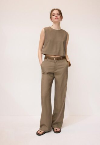 Top s racerbackem v lněném vzhledu