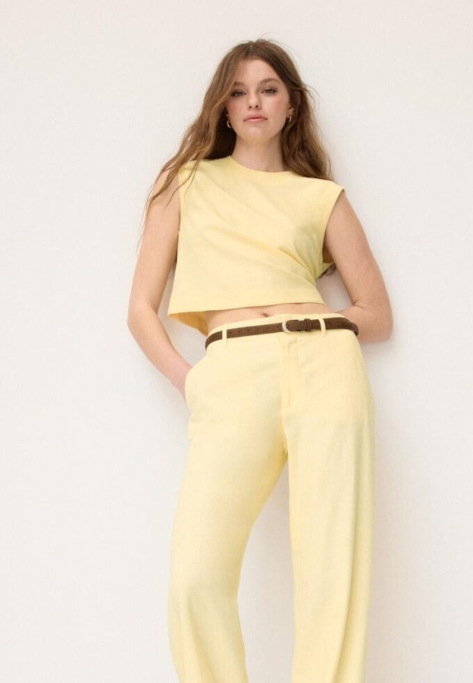 Top s racerbackem v lněném vzhledu Top s racerbackem v lněném vzhledu