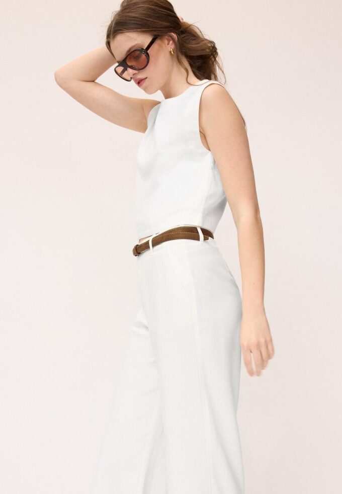 Top s racerbackem v lněném vzhledu