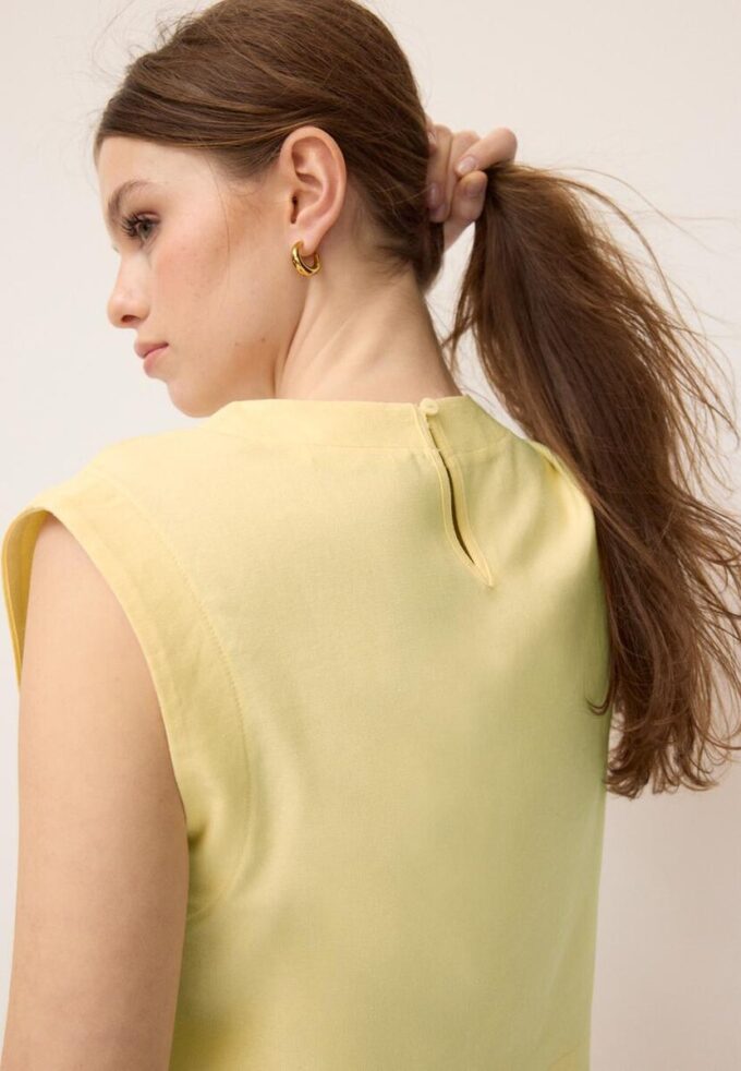 Top s racerbackem v lněném vzhledu Top s racerbackem v lněném vzhledu