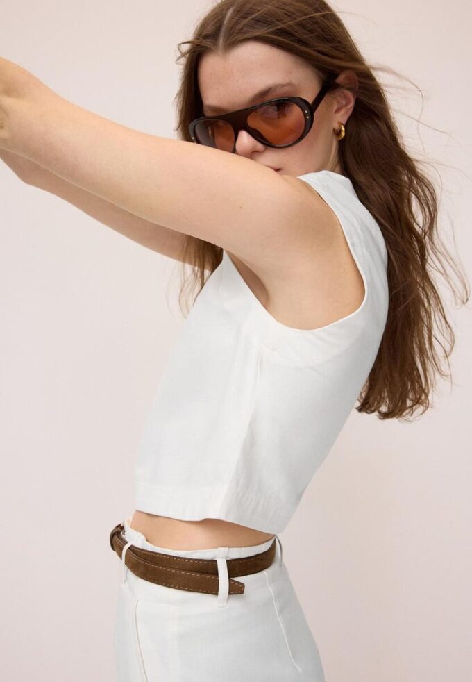 Top s racerbackem v lněném vzhledu