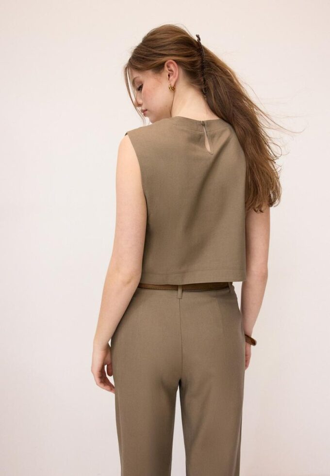 Top s racerbackem v lněném vzhledu