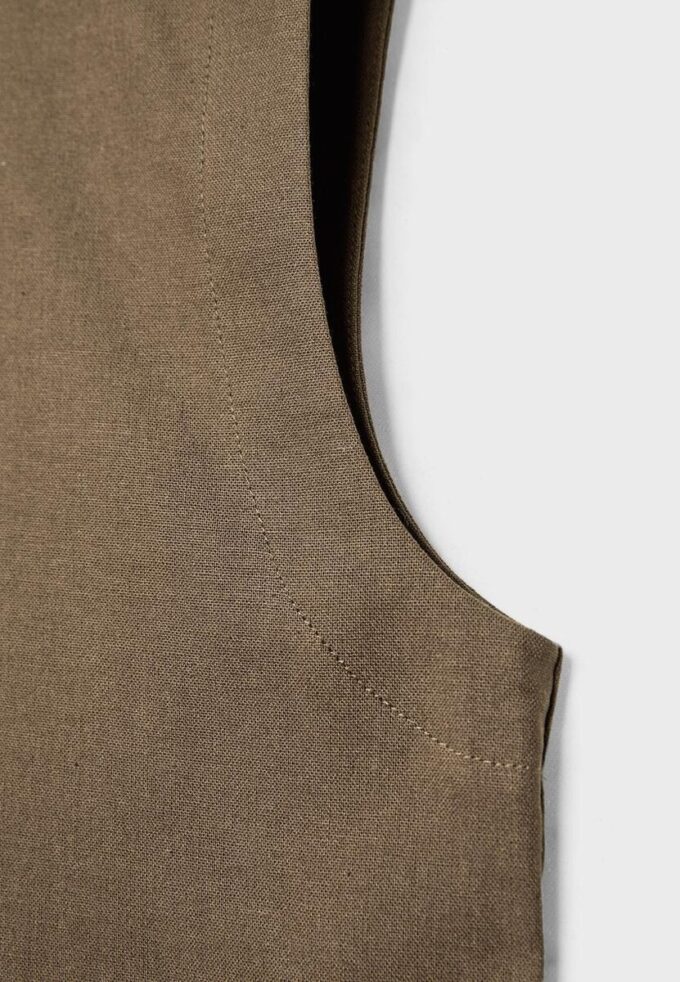 Top s racerbackem v lněném vzhledu