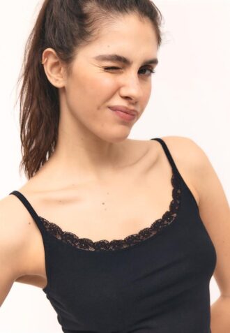 Top s ramínky a krajkovým lemem