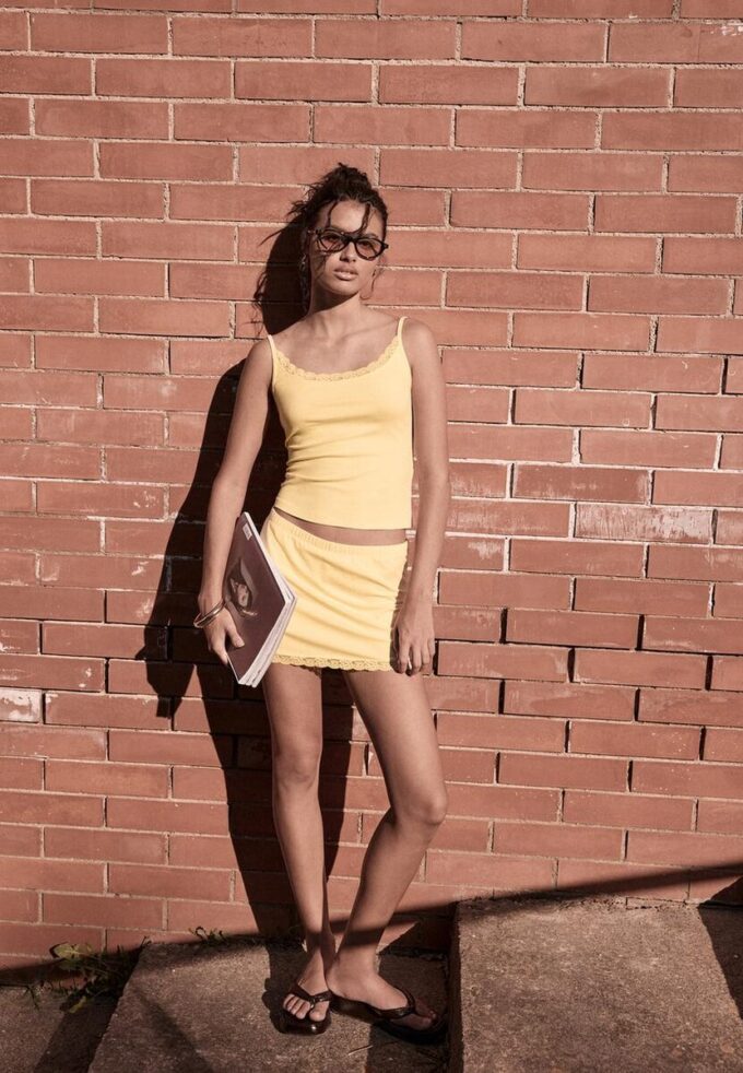 Top s ramínky a krajkovým lemem