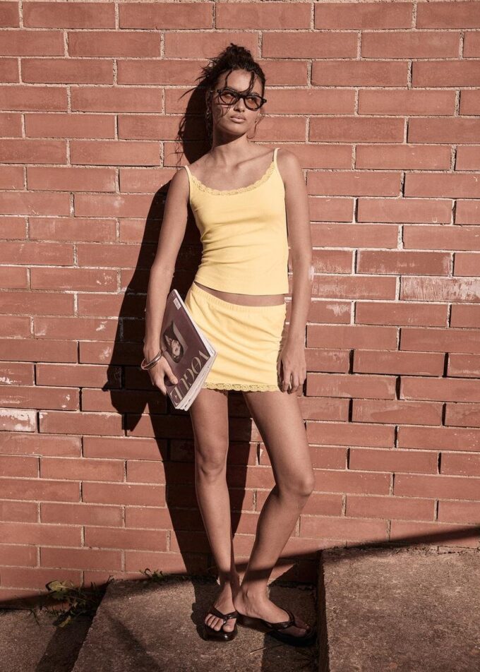 Top s ramínky a krajkovým lemem