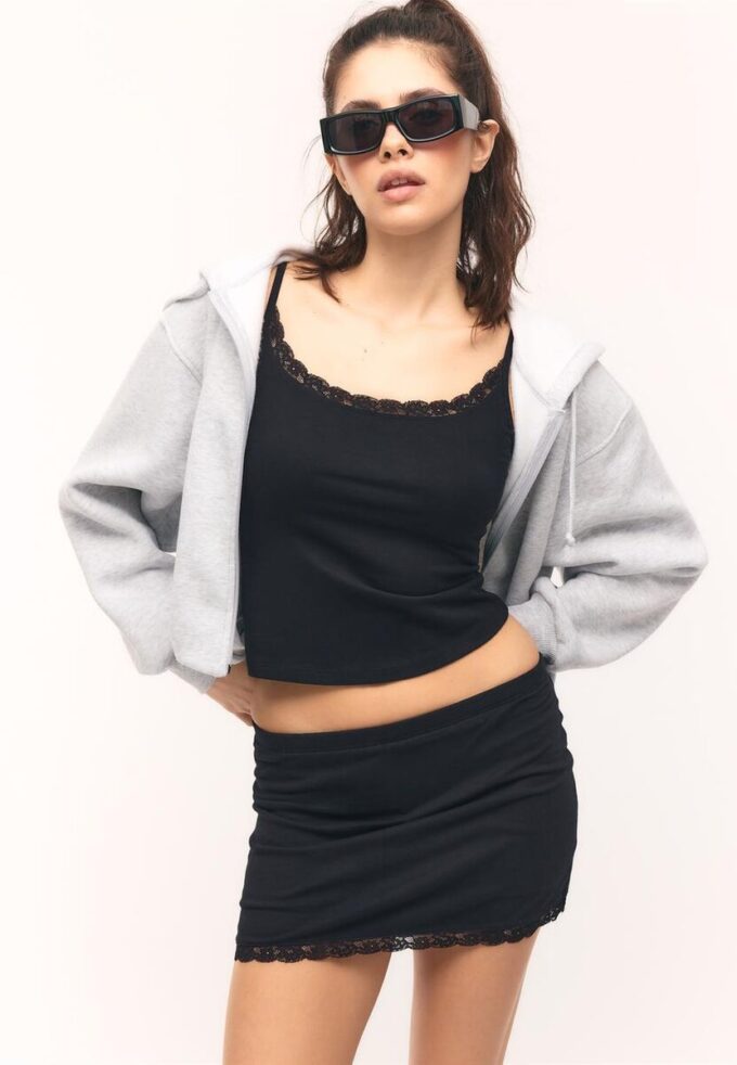 Top s ramínky a krajkovým lemem