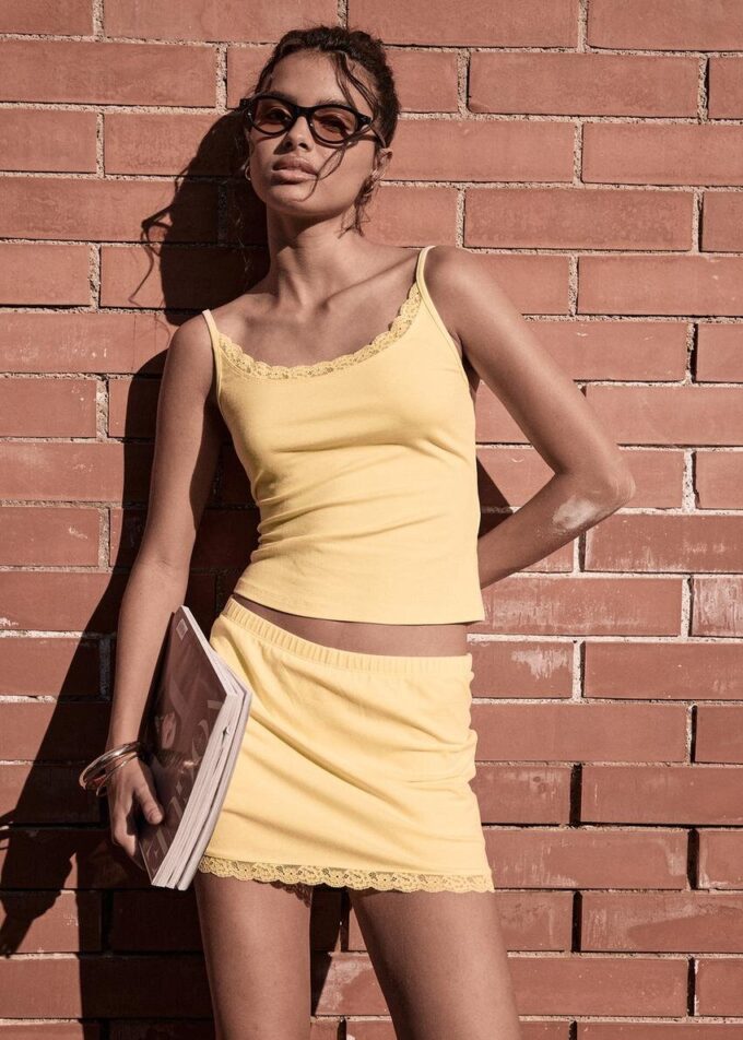 Top s ramínky a krajkovým lemem