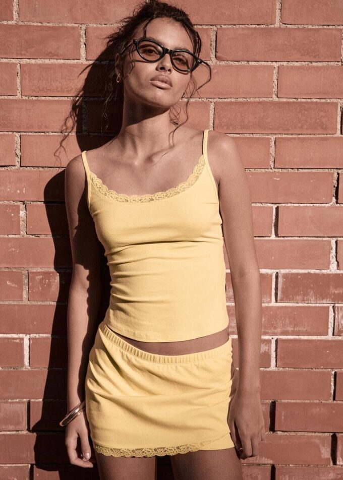 Top s ramínky a krajkovým lemem