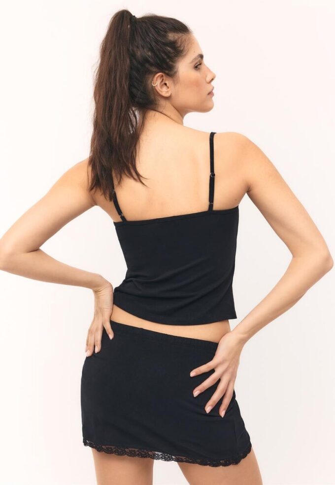 Top s ramínky a krajkovým lemem