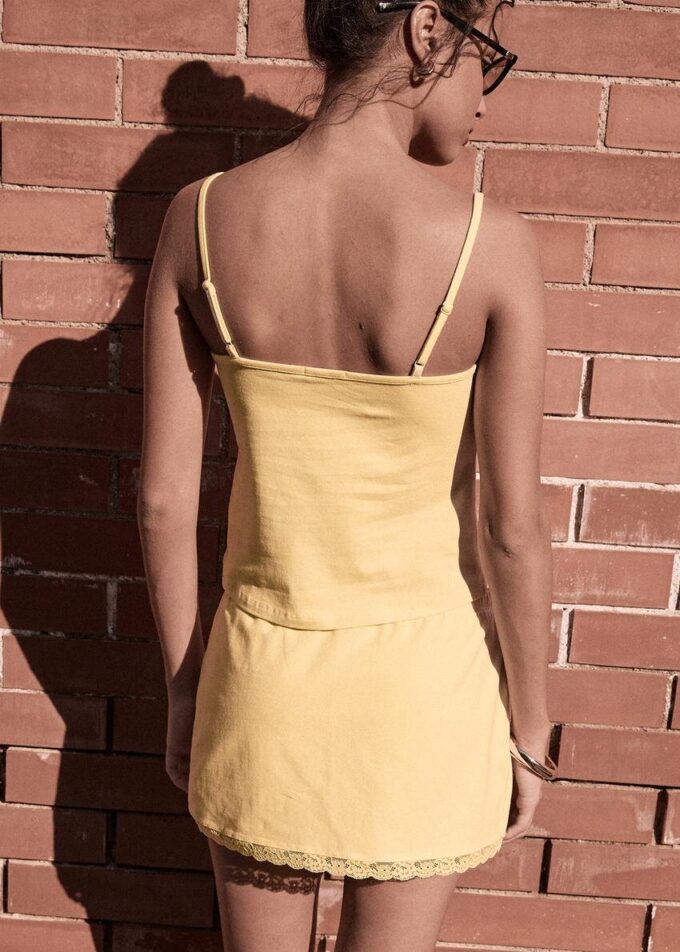 Top s ramínky a krajkovým lemem