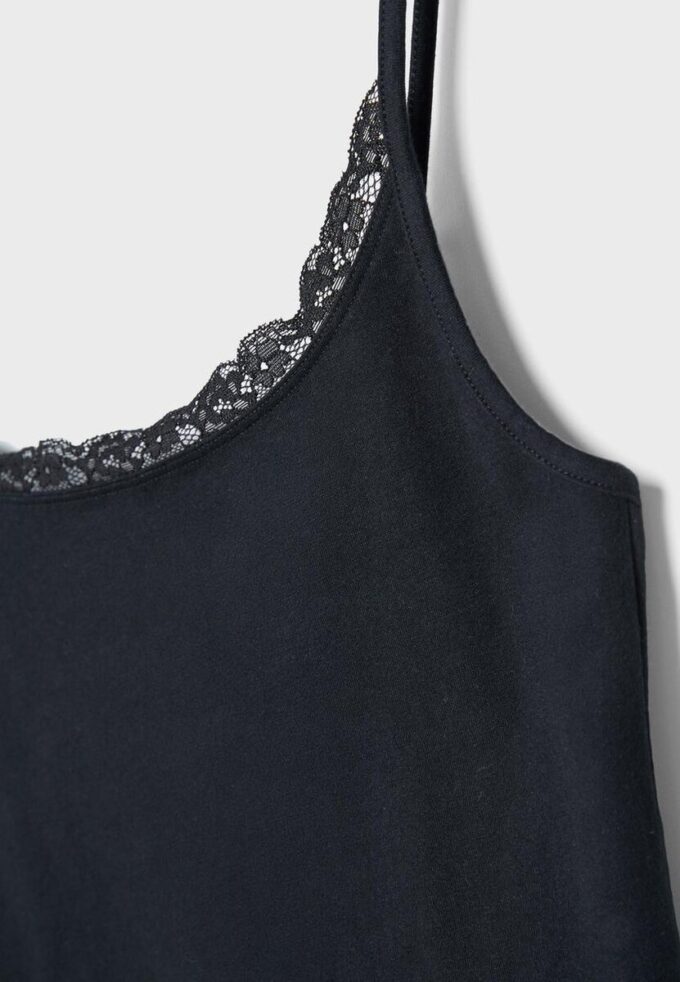 Top s ramínky a krajkovým lemem