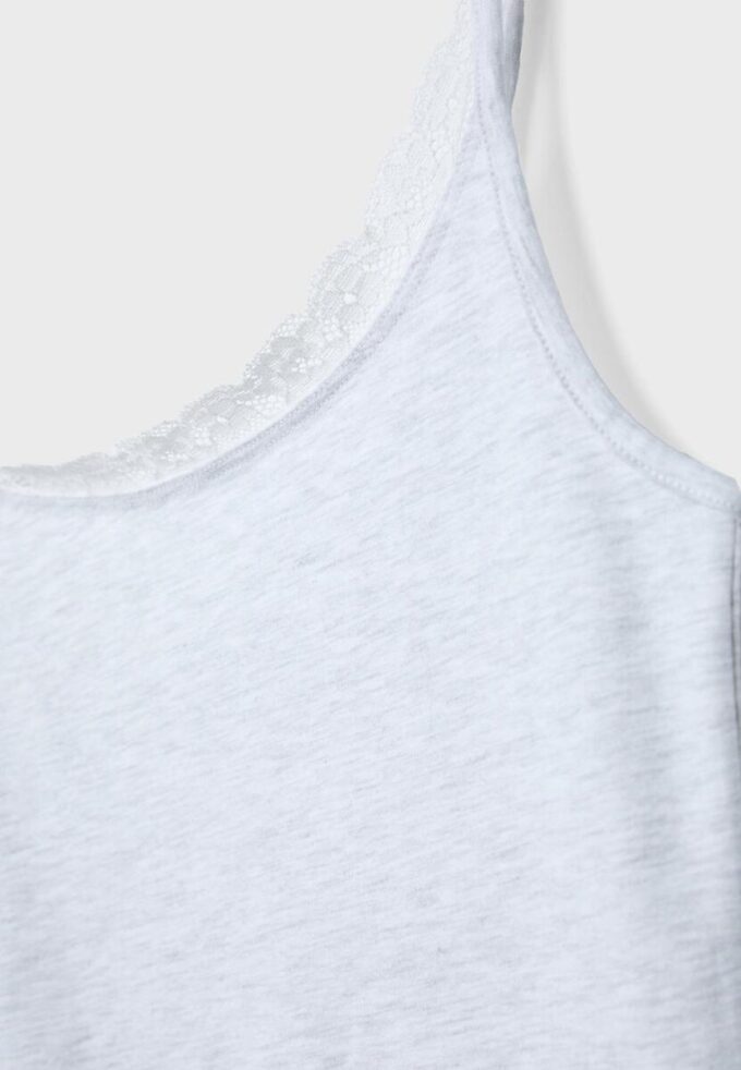Top s ramínky a krajkovým lemem